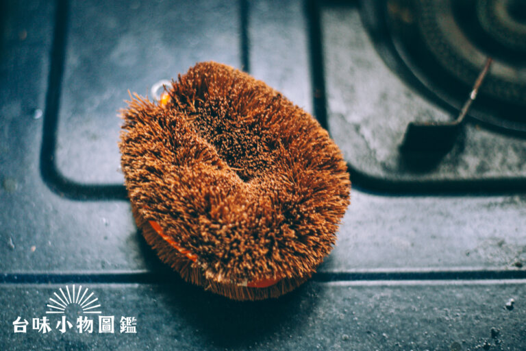 台味小物逆襲！金馬牌棕刷憑什麼成為鑄鐵鍋玩家的最強清潔神器？